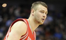 El lituano Donatas Motiejunas y los Rockets de Houston siguen sin llegar a un acuerdo