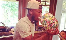 Nate Robinson se 'bebe' una inmensa copa de caramelos de colores