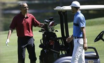 Barack Obama departe con Stephen Curry en el campo de golf