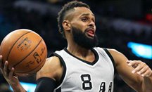 Los Spurs acechan a los Warriors tras ganar un descafeinado duelo
