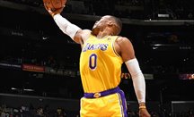 Nets y Lakers negocian un intercambio entre Irving y Westbrook