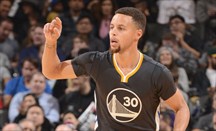 Los Warriors ganan en Canadá con 44 puntos de Stephen Curry