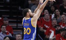Curry pasó a Barry como anotador en playoffs de Warriors