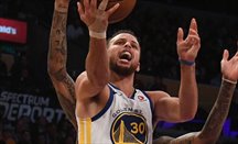 Curry y Durant soportan la presión de los Nets para ganar