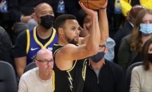 Curry podría jugar en el arranque de los playoffs con minutos limitados