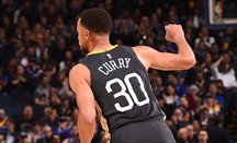 Curry regresa a lo grande de su lesión: 28 puntos en 27 minutos