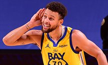 Curry firma un tercer cuarto perfecto en una noche de excesos de Warriors