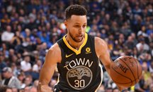 Stephen Curry lideró a los Warriors anotando 44 puntos