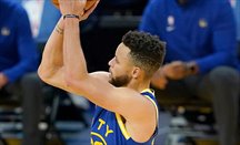 Stephen Curry logra 49 puntos y 11 triples jugando tres cuartos