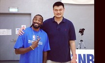 Ronny Turiaf posa divertido con Yao Ming en Taipei