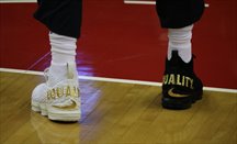 LeBron James defiende la igualdad a través de sus zapatillas