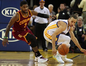 Irving y Curry pelean por un balón suelto