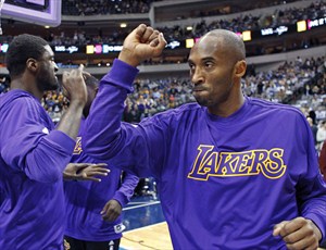 Kobe Bryant lideró el segundo triunfo en 10 partidos de los Lakers