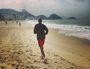 Nicolas Batum corre por la playa de Copacabana