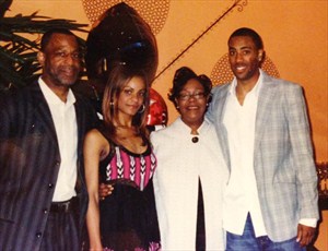 Foto familiar de los Ellington, con el jugador de los Lakers a la derecha y su padre a la izquierda