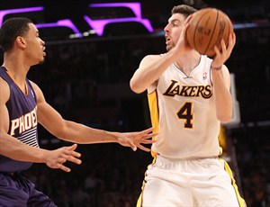 El novato de los Lakers Ryan Kelly será agente libre restringido