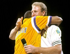 Magic Johnson y Larry Bird se funden en un abrazo en 1993
