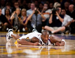 Los Lakers del lesionado Kobe Bryant pelean siguen sumando derrotas