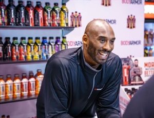 Kobe Bryant en una tienda de BodyArmor