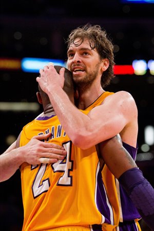 Pau Gasol abraza a Kobe Bryant en un partido de los Lakers