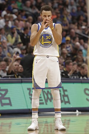 Curry anotó 29 puntos en el primer partido