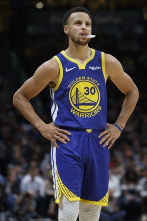 Curry anotó 27 puntos en su regreso al juego