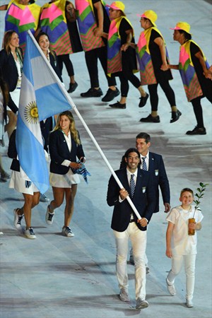 Luis Scola desfila como abanderado argentino en la inauguración olímpica