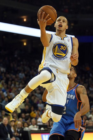 Stephen Curry volvió a liderar otra victoria de los Warriors