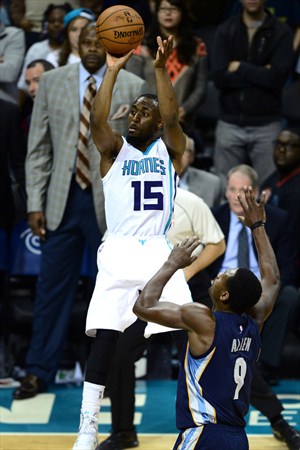 Kemba Walker lanza a canasta en un partido ante Memphis Grizzlies