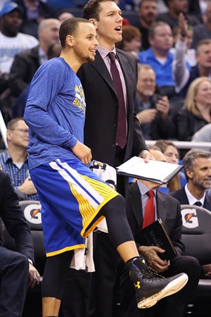 Stephen Curry y el actual entrenador en funciones de Warriors, Luke Walton