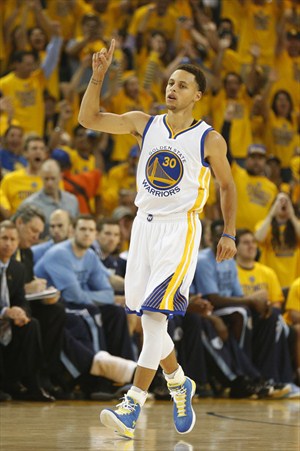 Stephen Curry anotó 34 puntos en la victoria de los Warriors
