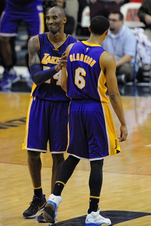 Kobe Bryant se despidió del Garden y Jordan Clarkson lideró a los Lakers
