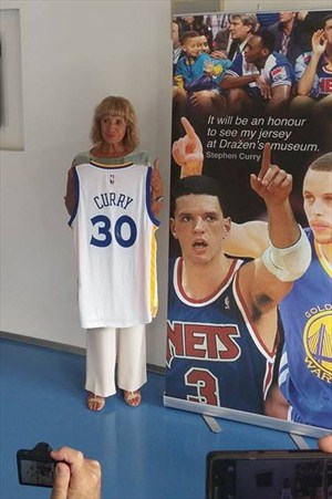 La madre de Drazen Petrovic sosteniendo la camiseta de Stephen Curry