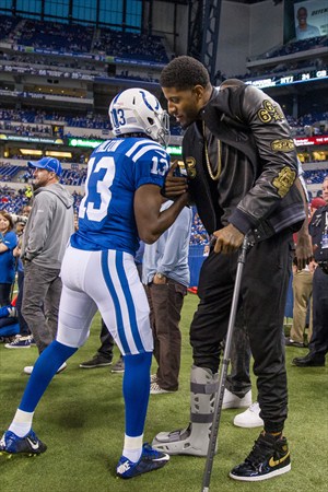 Paul George saluda a T.Y. Hilton, de Indianapolis Colts, durante su lesión
