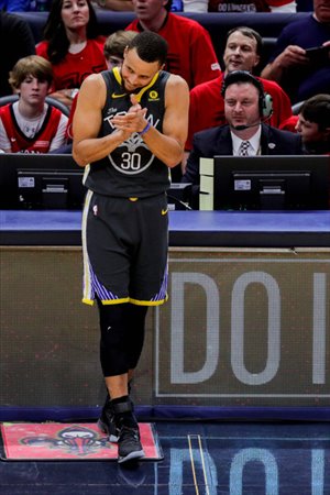 Stephen Curry metió 9 triples para batir un récord de la NBA