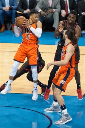 Westbrook captura un rebote en el 4º partido ante Rockets