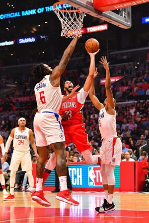 Anthony Davis ante DeAndre Jordan en el Clippers-Pelicans