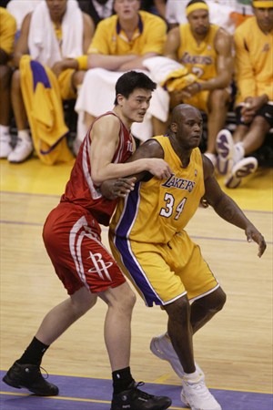 Yao Ming y Shaquille O'Neal pelean por entrar en el Salón de la Fama