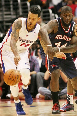 Matt Barnes, Los Angeles Clippers, roba un balón al jugador de Atlanta Hawks Ivan Johnson