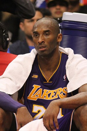 Kobe Bryant sentado en el banquillo de los Lakers