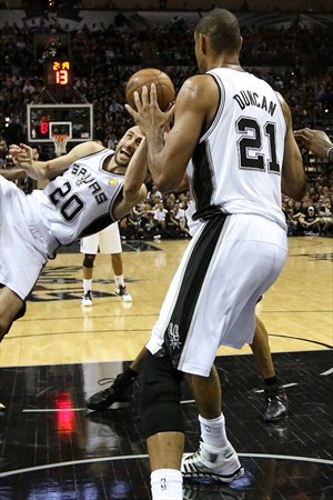 Manu Ginóbili y Tim Duncan fueron piezas esenciales en la victoria de Spurs