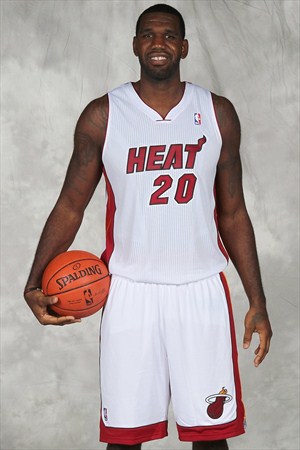 Greg Oden ha regresado al baloncesto vistiendo la camiseta de Miami Heat