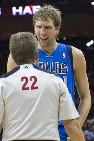 Dirk Nowitzki no jugó bien, pero decidió el Knicks-Mavericks