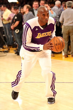 La lesión de rodilla de Kobe Bryant se ha ido complicando