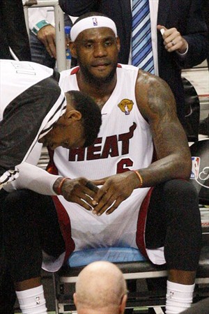 LeBron James, sentado en el banquillo anoche con un gesto de decepción