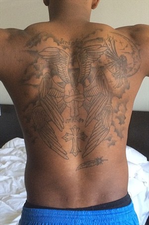 Kevin Seraphin exhibe el tatuaje de su espalda