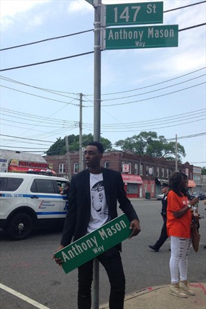 Antony Mason, Jr., hijo del desaparecido jugador, posa con la placa dedicada a su padre