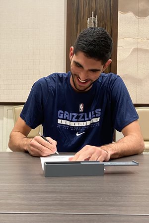 Santi Aldama firma su contrato con Memphis Grizzlies