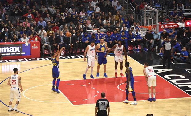Curry lanza un tiro libre en el partido ante los Clippers