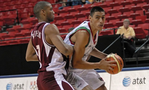 El ex NBA Gustavo Ayón (derecha) está sobresaliendo en el FIBA Américas